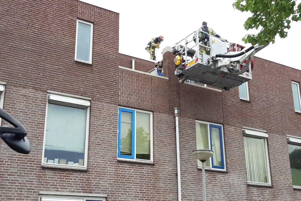 Gloednieuw dak van woning opengezaagd na brand