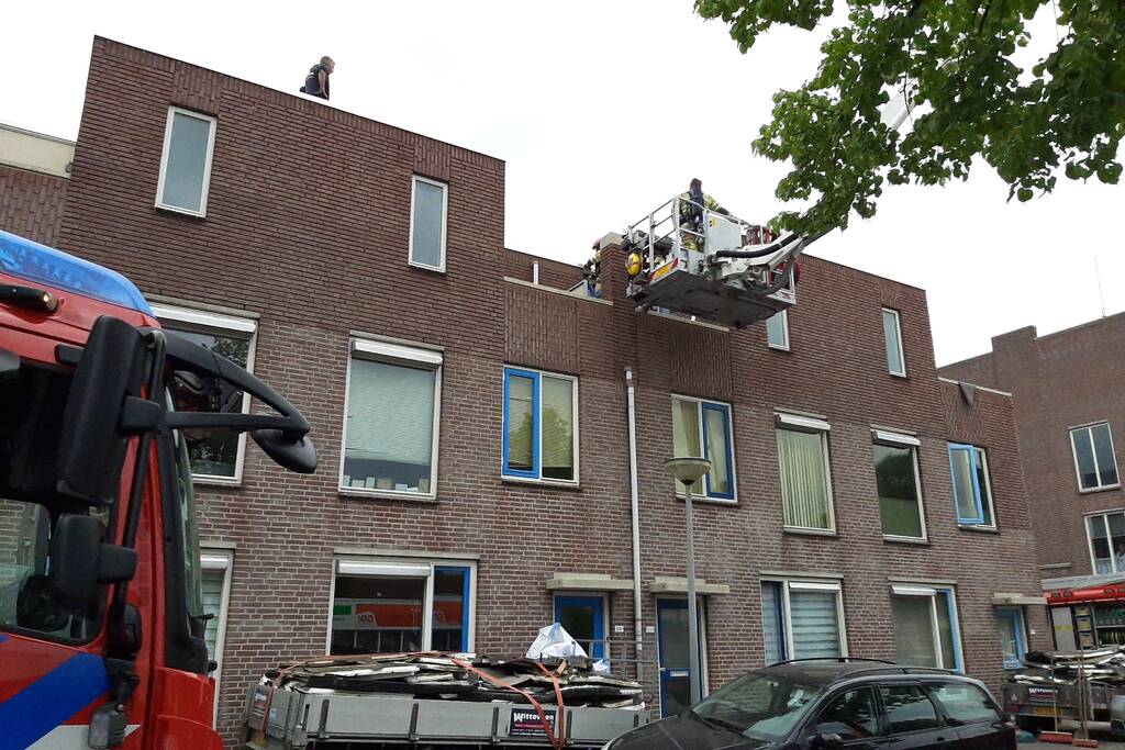 Gloednieuw dak van woning opengezaagd na brand