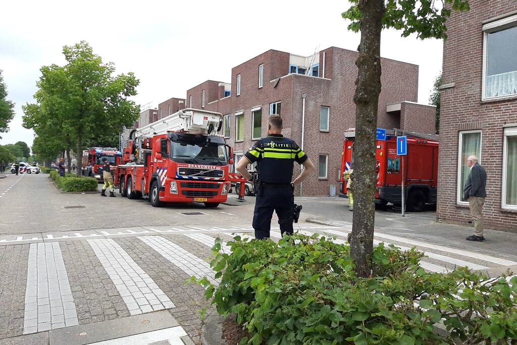 Gloednieuw dak van woning opengezaagd na brand