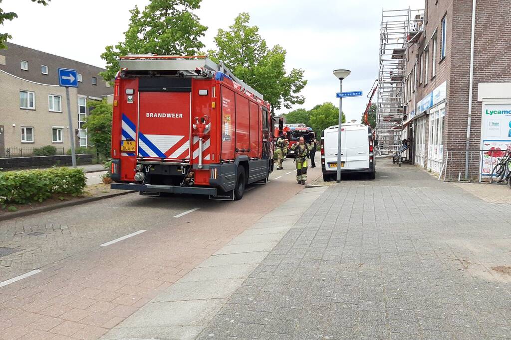 Gloednieuw dak van woning opengezaagd na brand
