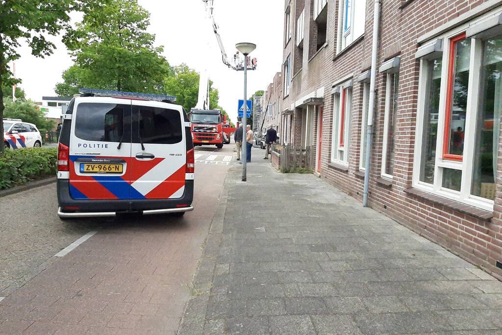 Gloednieuw dak van woning opengezaagd na brand