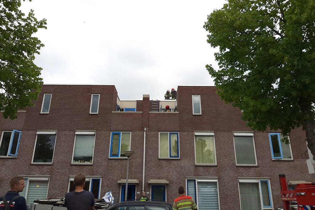 Gloednieuw dak van woning opengezaagd na brand