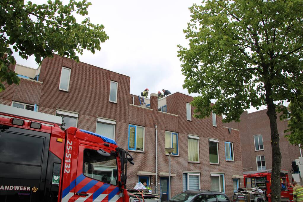 Gloednieuw dak van woning opengezaagd na brand