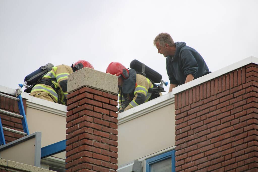 Gloednieuw dak van woning opengezaagd na brand