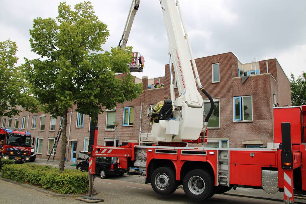 Gloednieuw dak van woning opengezaagd na brand