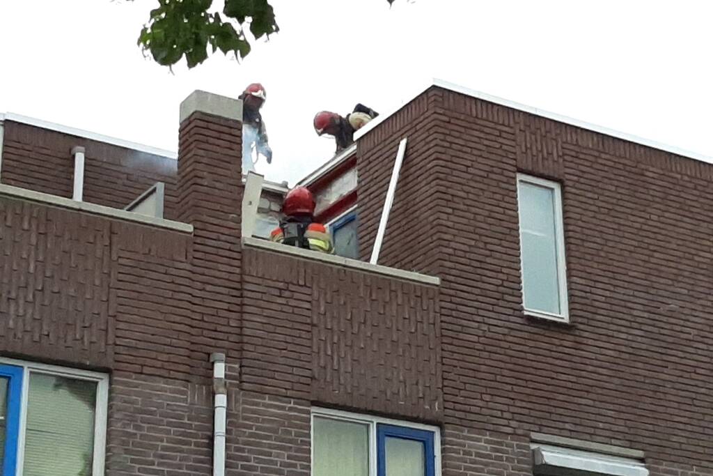Gloednieuw dak van woning opengezaagd na brand