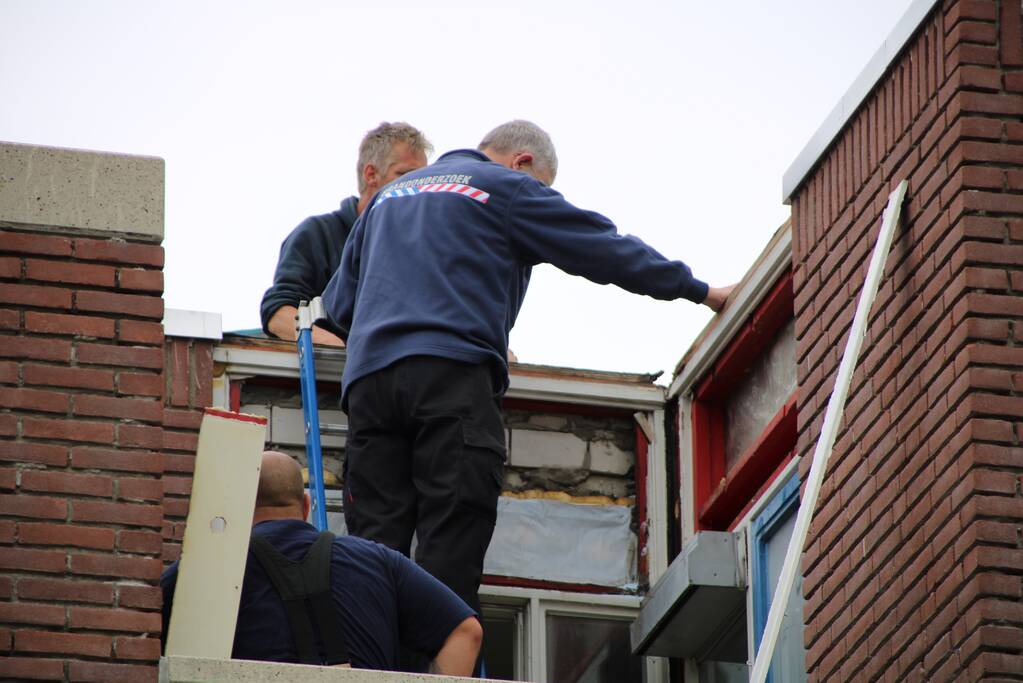 Gloednieuw dak van woning opengezaagd na brand