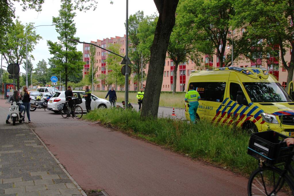 Fietser geschept door afslaande personenauto