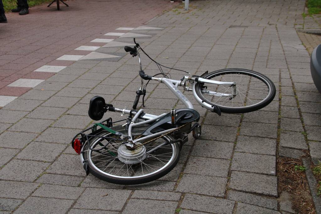 Fietser geschept door afslaande personenauto