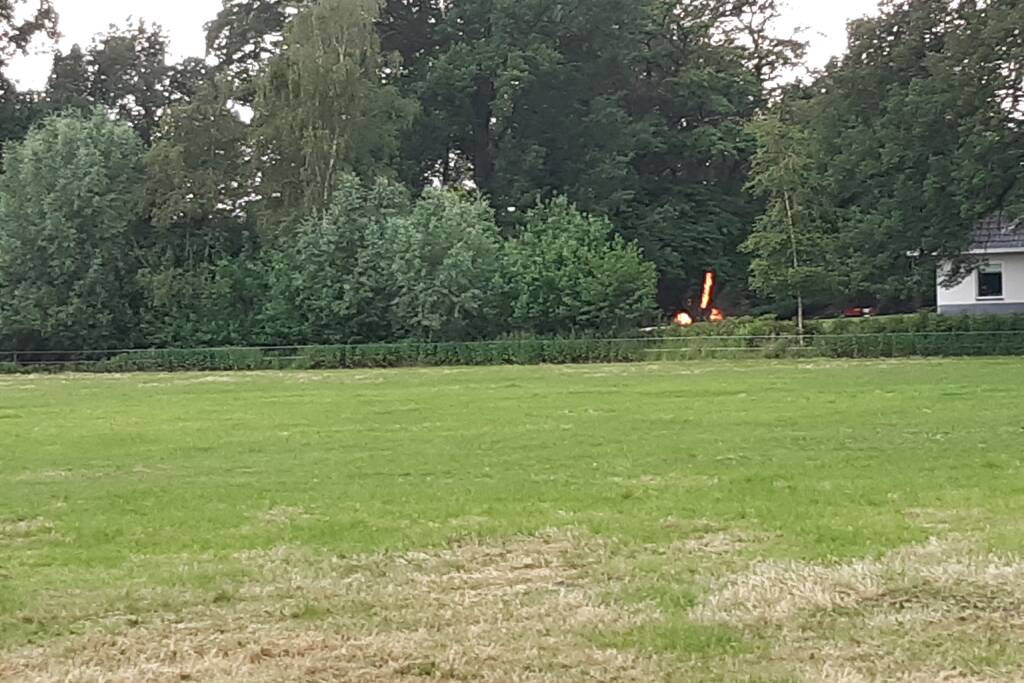 Brandweer blust afvalbrand