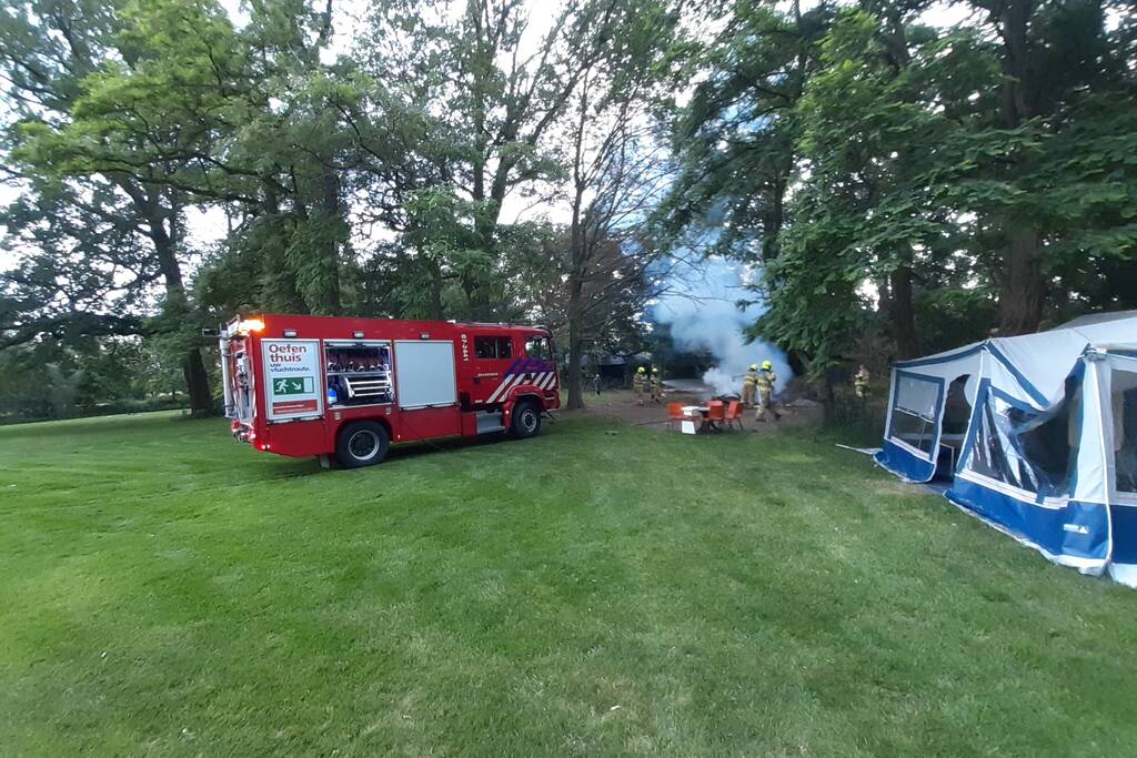 Brandweer blust afvalbrand