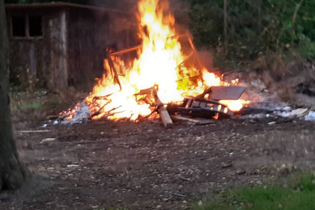 Brandweer blust afvalbrand