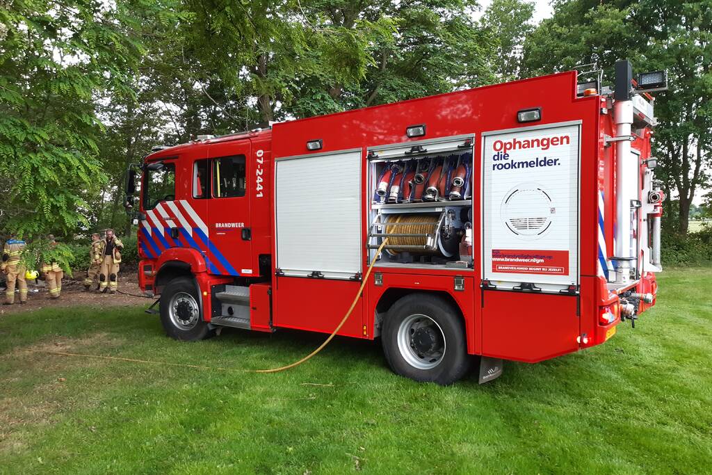 Brandweer blust afvalbrand
