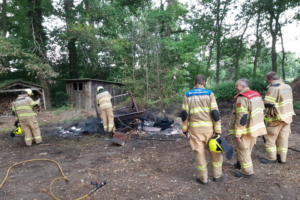 Brandweer blust afvalbrand