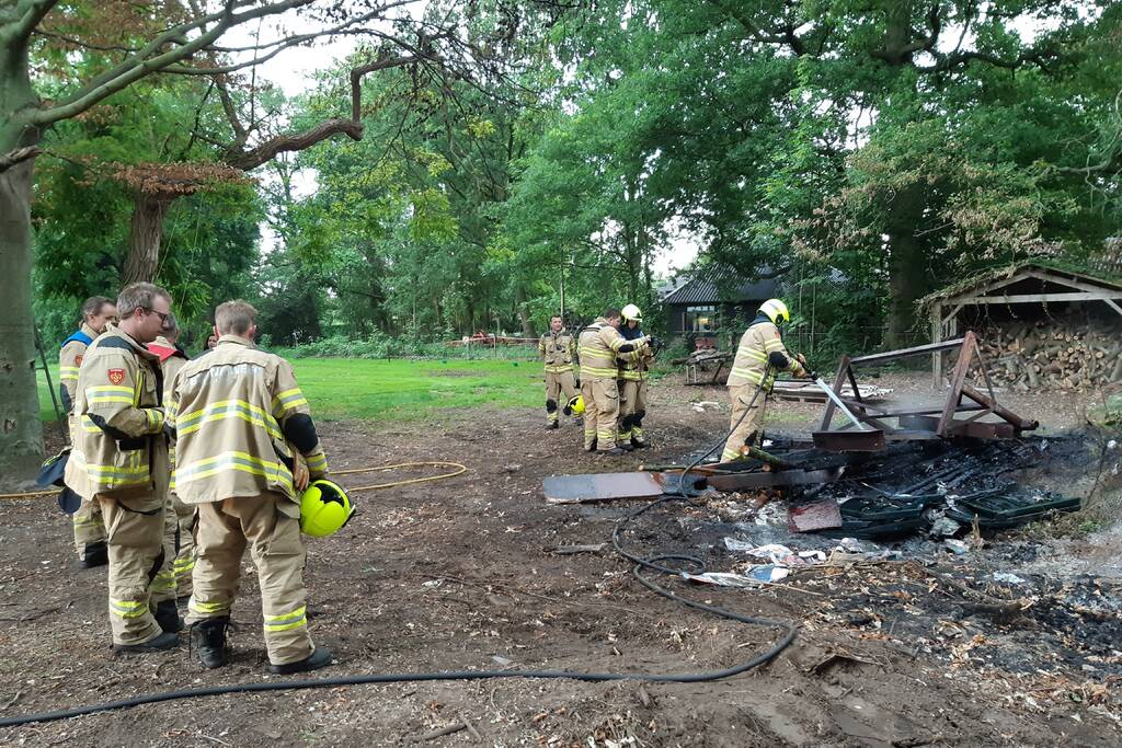 Brandweer blust afvalbrand
