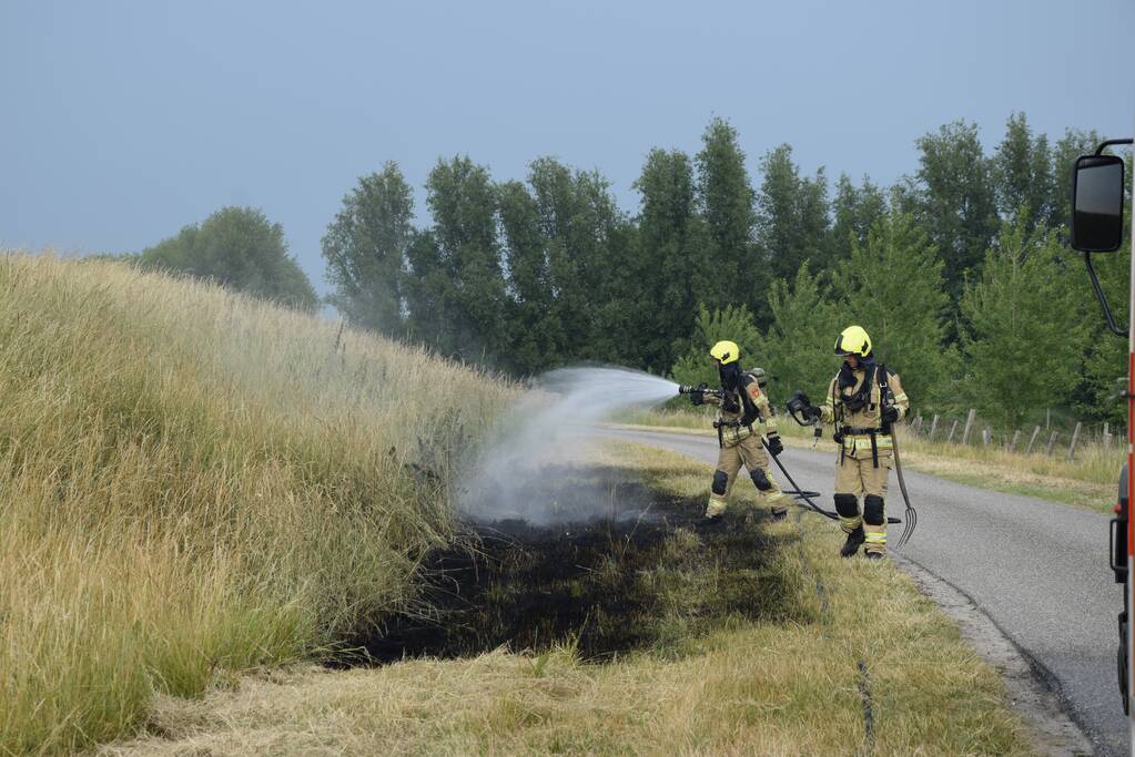 Opnieuw stuk dijk in brand