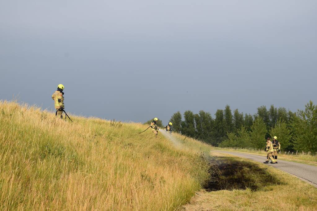 Opnieuw stuk dijk in brand