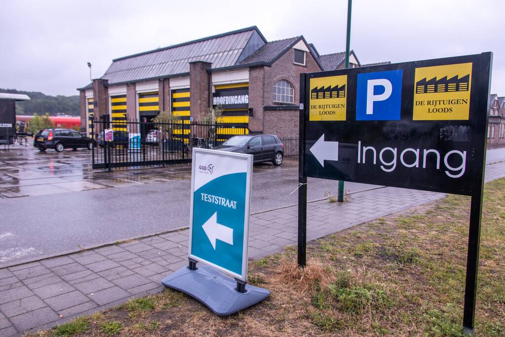 Corona-drive-thru in Rijtuigenloods geopend