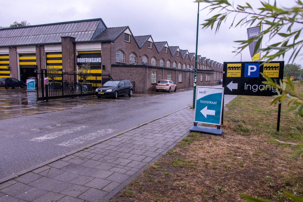 Corona-drive-thru in Rijtuigenloods geopend