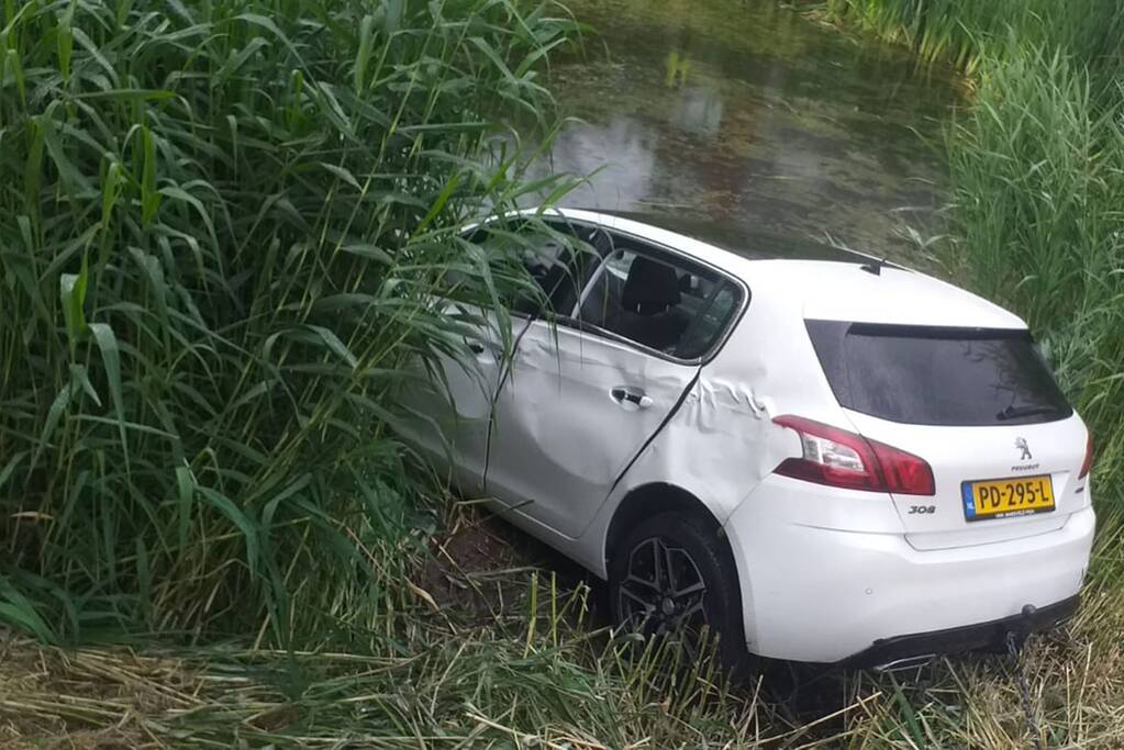 Auto vliegt van de weg belandt in sloot