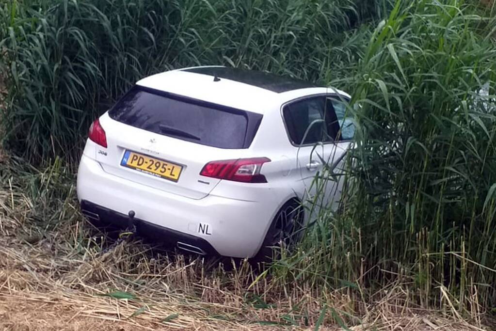 Auto vliegt van de weg belandt in sloot
