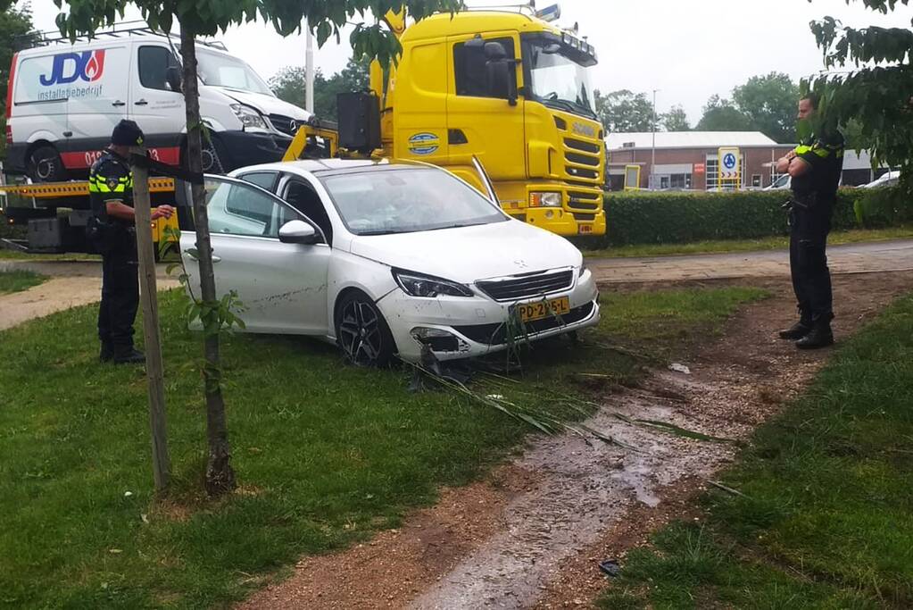 Auto vliegt van de weg belandt in sloot