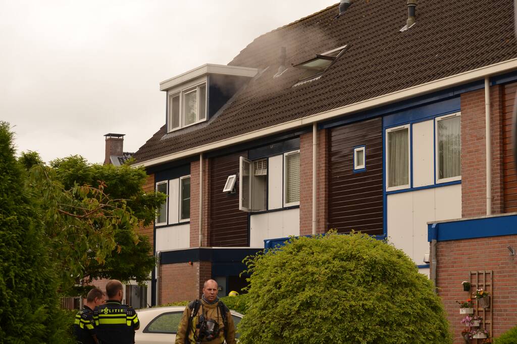 Brand in meterkast zet woning vol rook