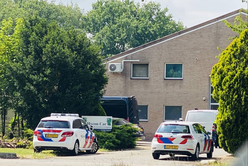 Politie doet inval in bedrijfspand