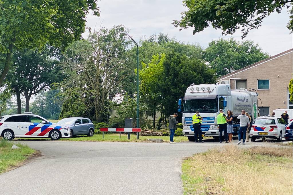 Politie doet inval in bedrijfspand