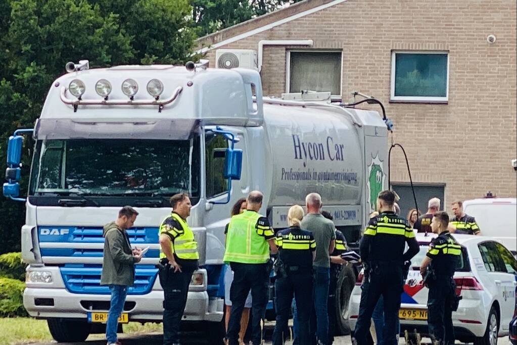 Politie doet inval in bedrijfspand