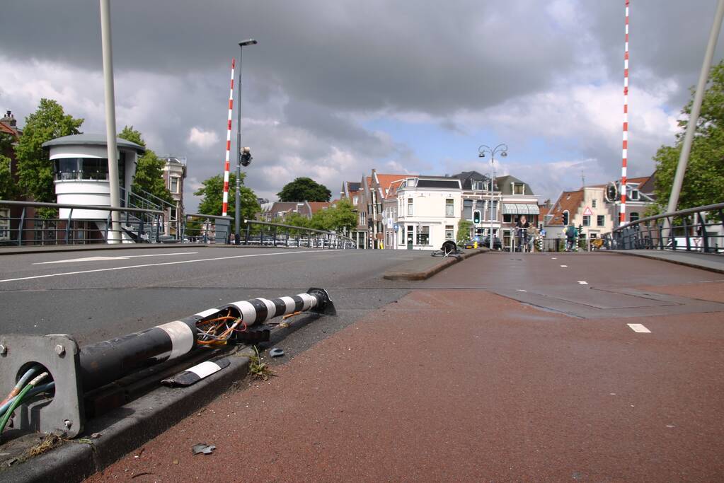 Twee verkeerslichten volledig uit de grond gereden