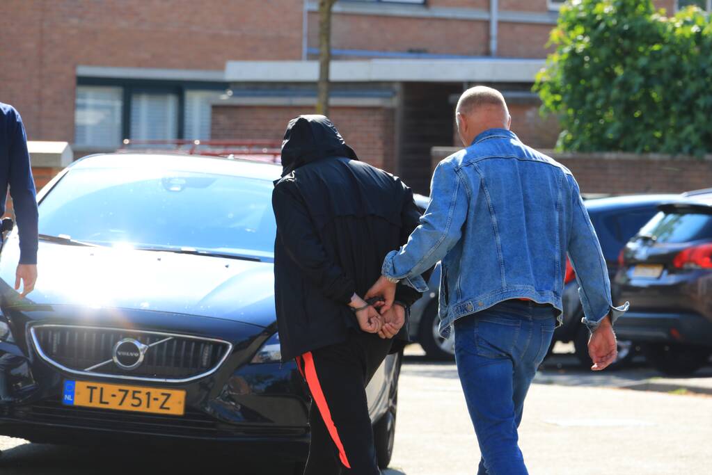 Meerdere personen aangehouden bij inval in woning door arrestatieteam