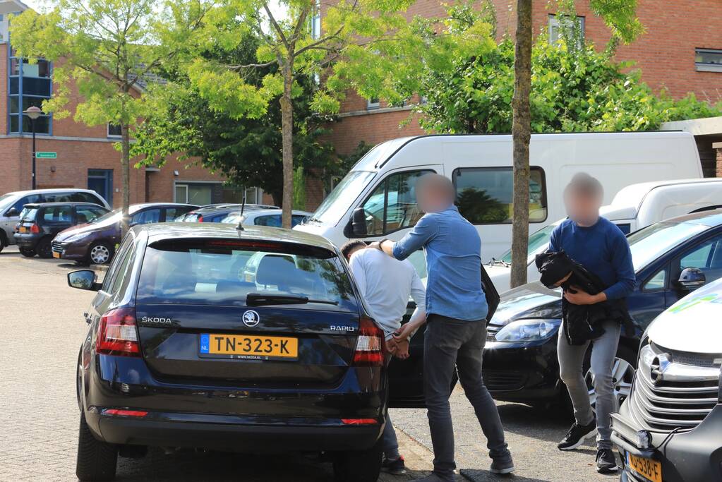 Meerdere personen aangehouden bij inval in woning door arrestatieteam