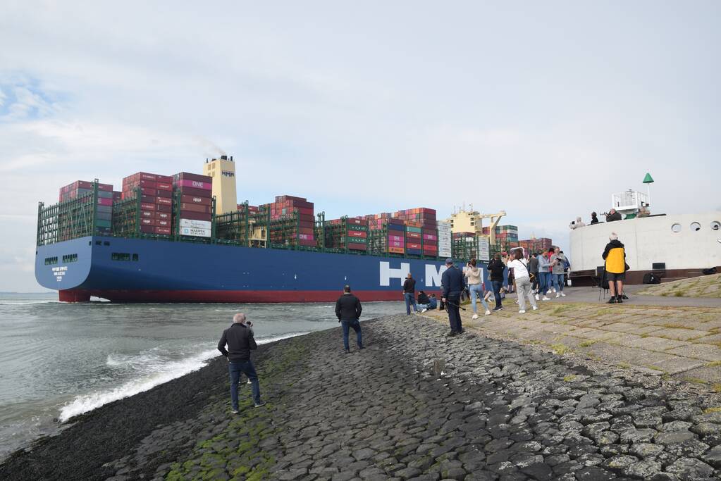 Grote drukte bij passeren van de HMM Algeciras bij Terneuzen