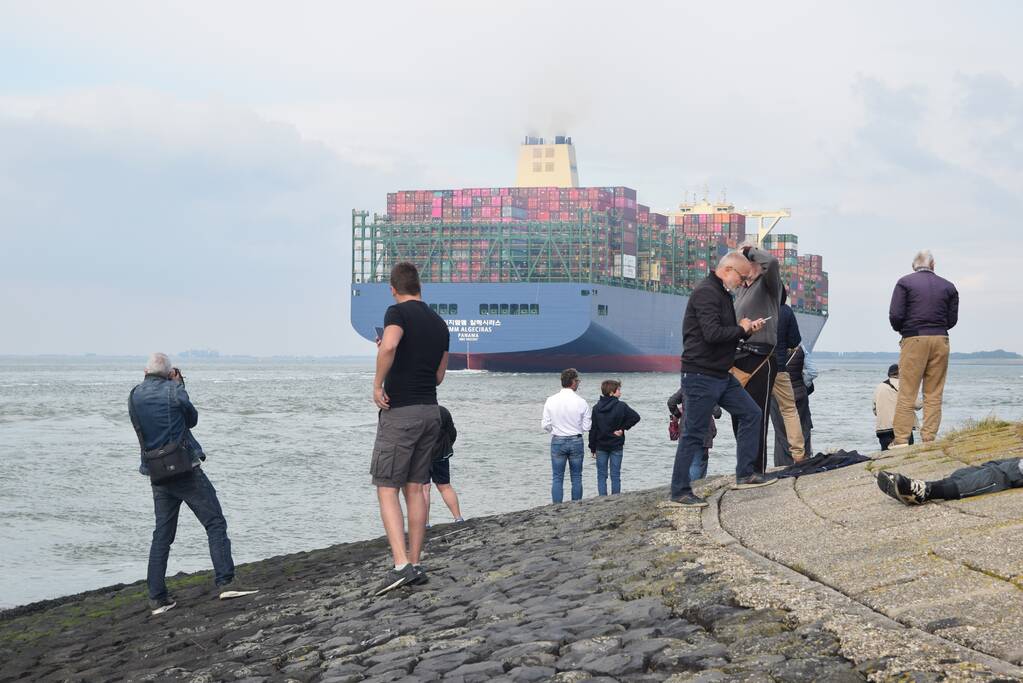 Grote drukte bij passeren van de HMM Algeciras bij Terneuzen