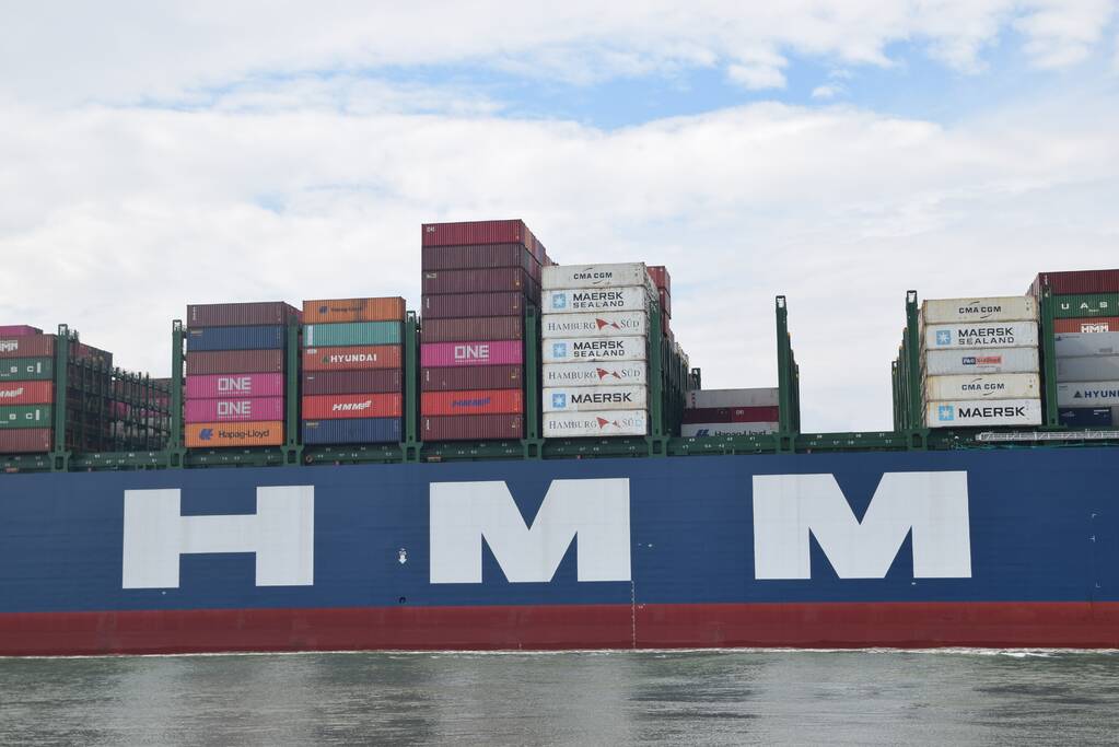 Grote drukte bij passeren van de HMM Algeciras bij Terneuzen