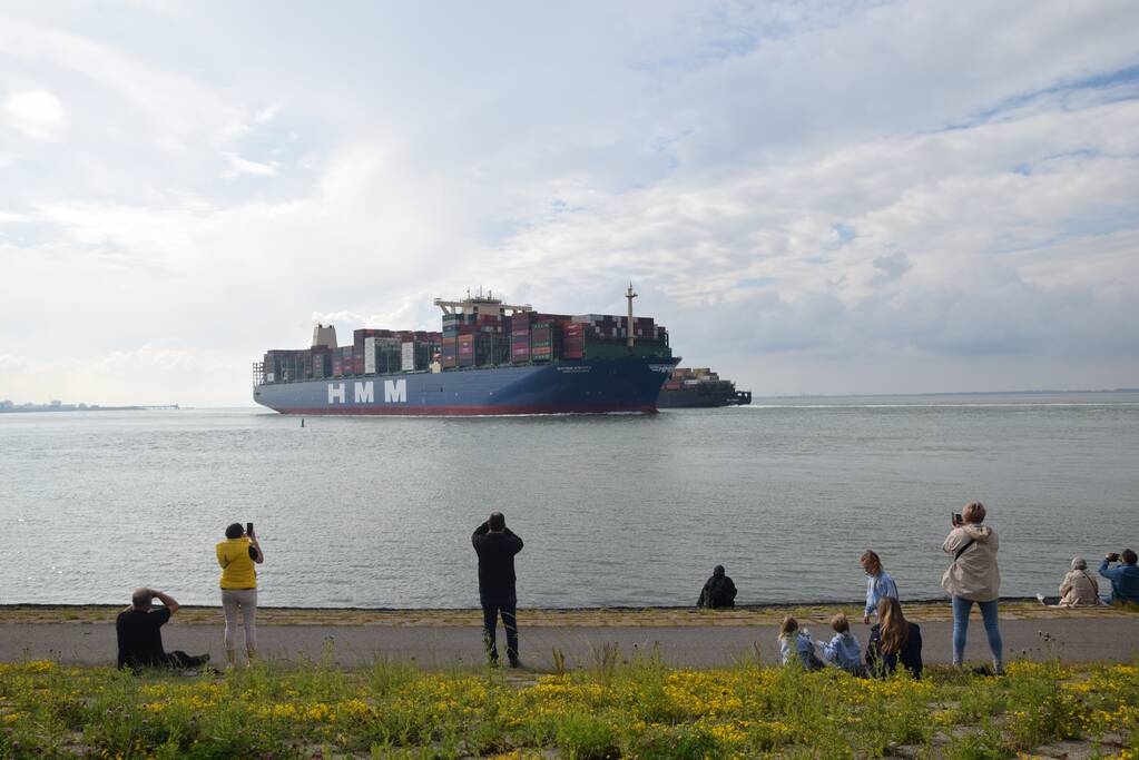 Grote drukte bij passeren van de HMM Algeciras bij Terneuzen