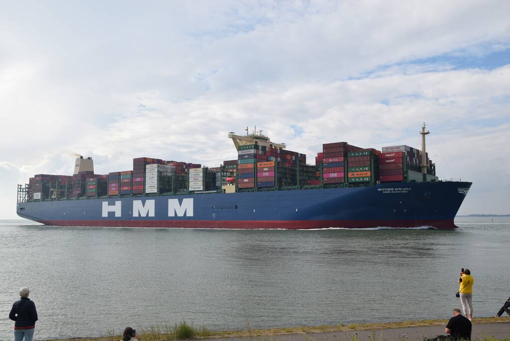 Grote drukte bij passeren van de HMM Algeciras bij Terneuzen