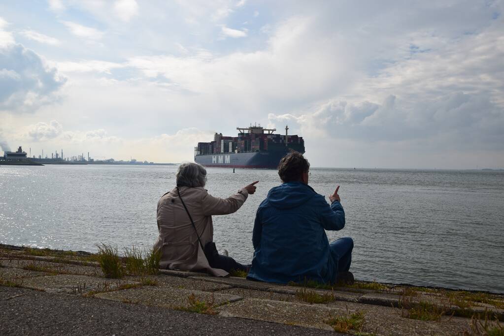 Grote drukte bij passeren van de HMM Algeciras bij Terneuzen