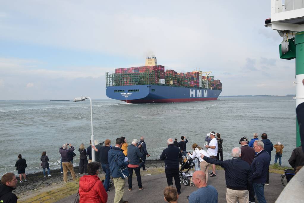 Grote drukte bij passeren van de HMM Algeciras bij Terneuzen