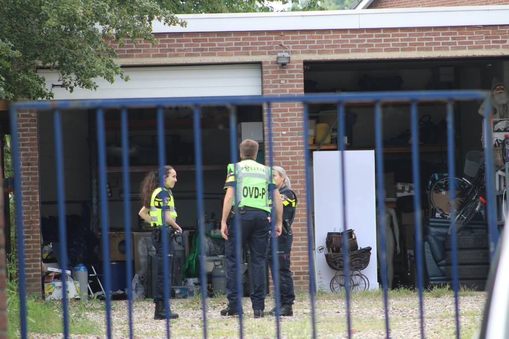 Onderzoek in garagebox naar vermoedelijke grondstoffen voor de productie van drugs