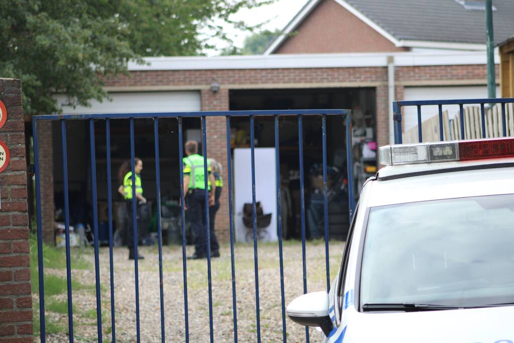 Onderzoek in garagebox naar vermoedelijke grondstoffen voor de productie van drugs