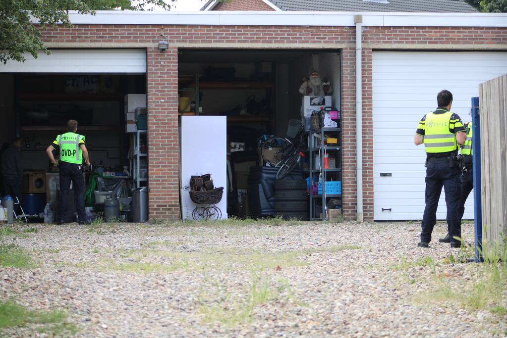 Onderzoek in garagebox naar vermoedelijke grondstoffen voor de productie van drugs