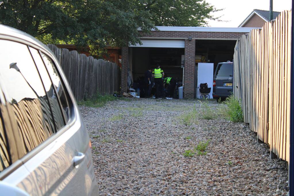 Onderzoek in garagebox naar vermoedelijke grondstoffen voor de productie van drugs