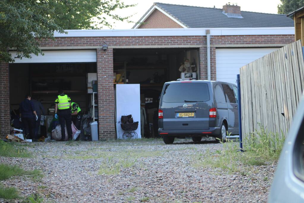 Onderzoek in garagebox naar vermoedelijke grondstoffen voor de productie van drugs
