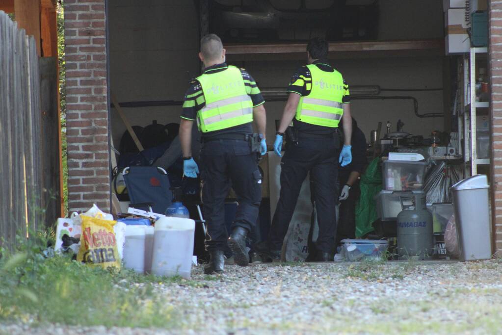 Onderzoek in garagebox naar vermoedelijke grondstoffen voor de productie van drugs