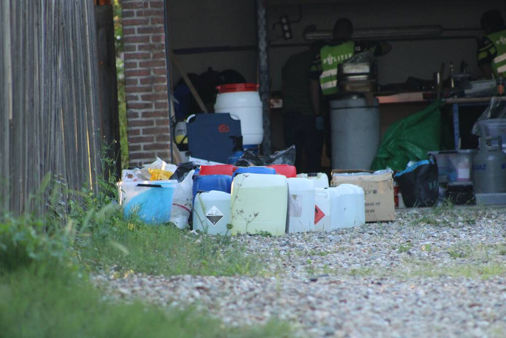 Onderzoek in garagebox naar vermoedelijke grondstoffen voor de productie van drugs