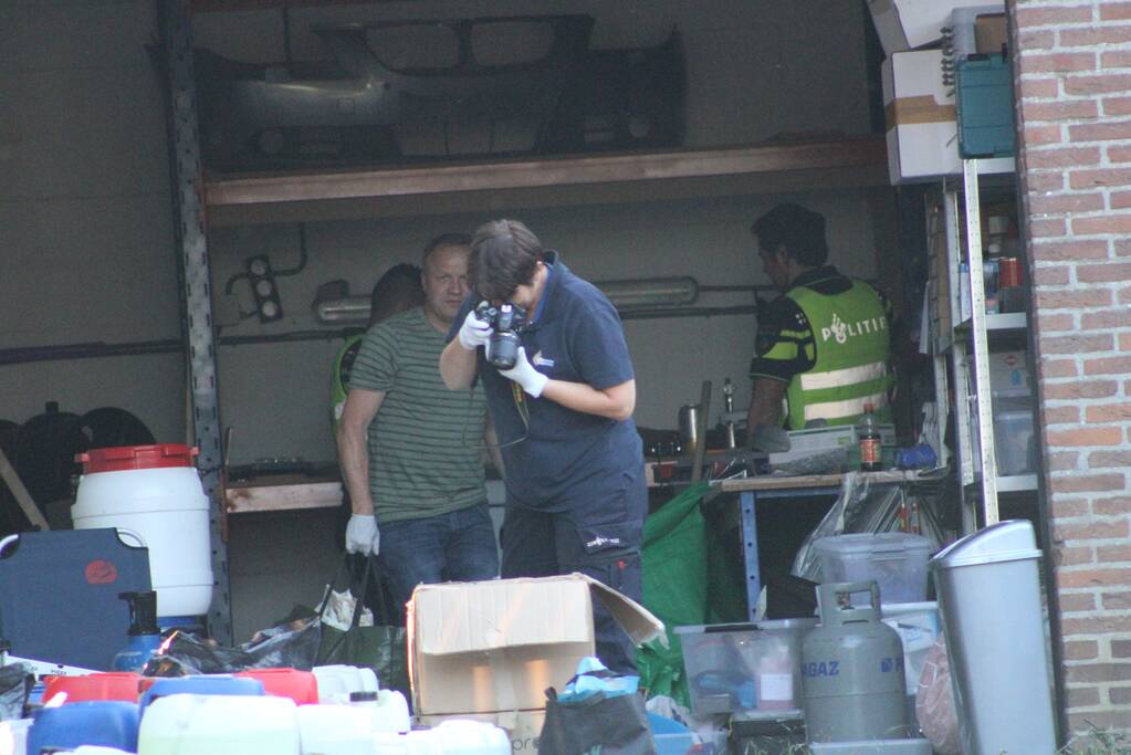 Onderzoek in garagebox naar vermoedelijke grondstoffen voor de productie van drugs