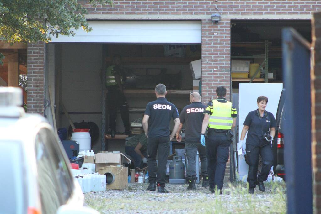 Onderzoek in garagebox naar vermoedelijke grondstoffen voor de productie van drugs