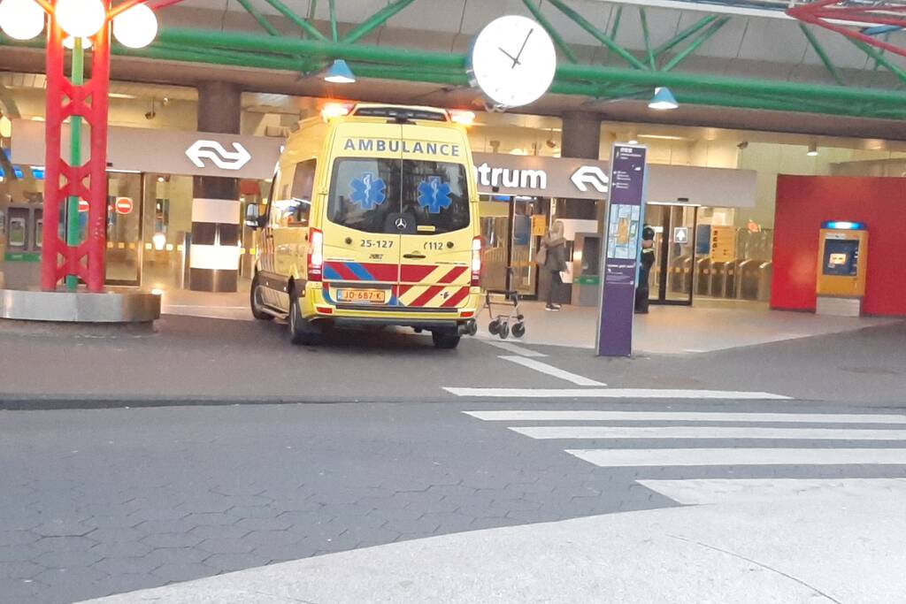 Vrouw met rollator gewond na val van trap op station